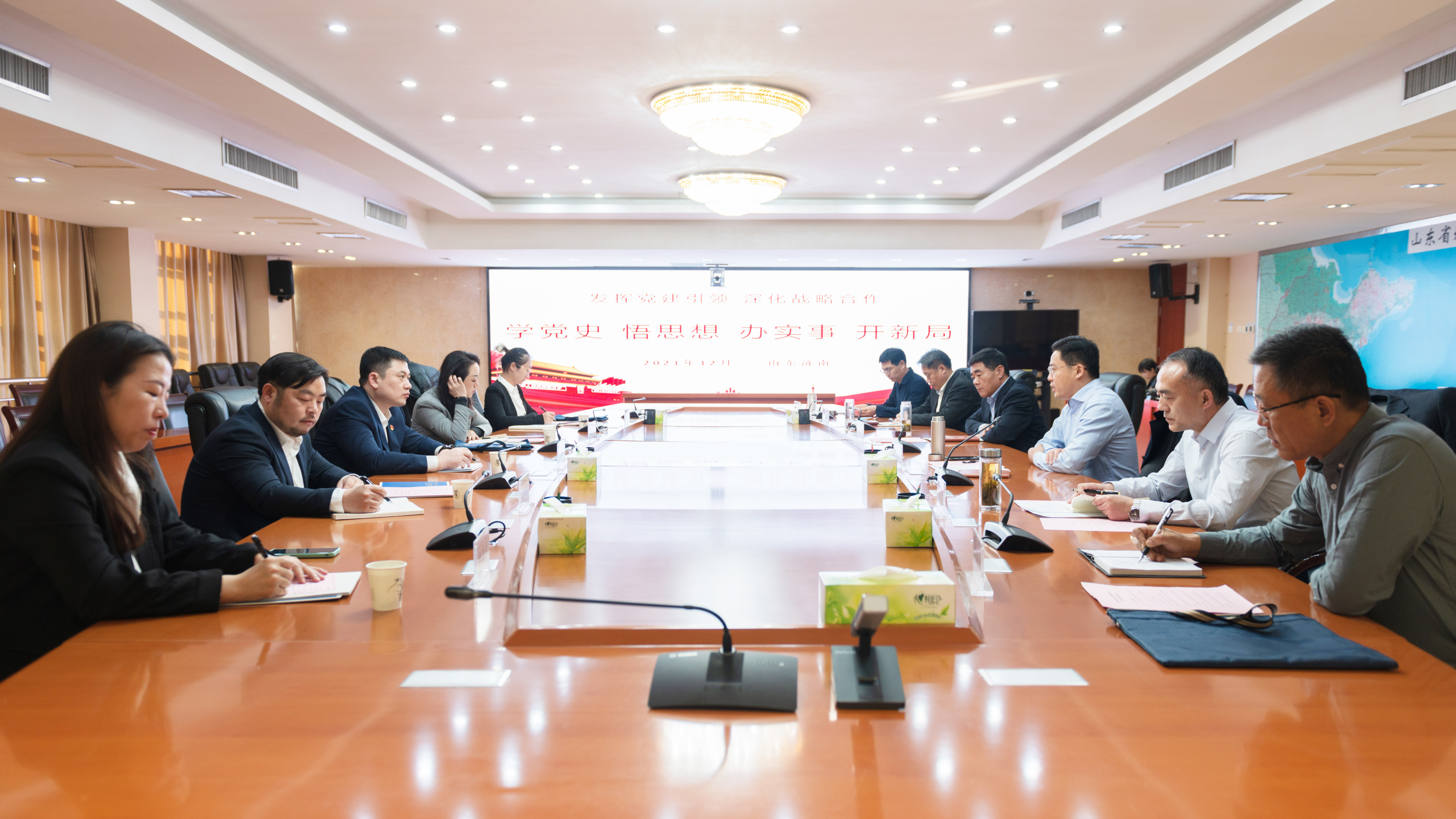 座谈会照片(修).jpg 座谈会照片(修).jpg